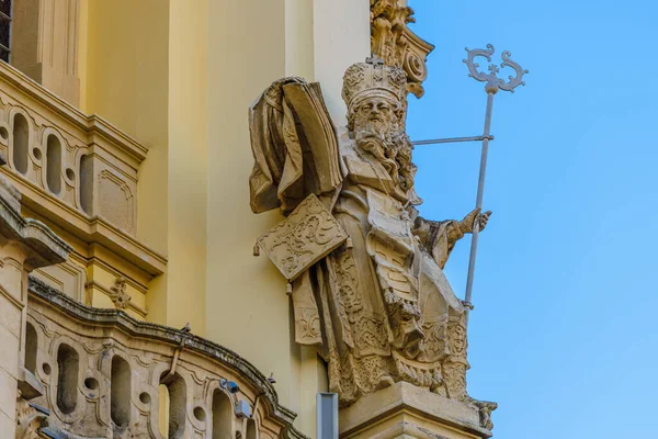 LVIV, UKRAINE - Şubat 2022: Ukrayna 'daki en önemli kiliselerden biri olan St. George Katedrali. Girişte bir azizin heykeli.