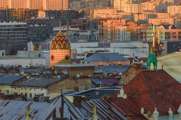 Lviv, Ukrayna - Şubat 2022: Şehir manzarası, eski Yahudi hastanesinin kubbesi.
