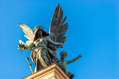 LVIV, UKRAINE - Şubat 2022: Lviv Opera ve Bale Tiyatrosu, Lviv opera binası. Bina, şiiri sembolize eden büyük bronz heykelle taçlandırıldı..