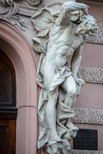 Den Antika Vita Stenen Manliga Skulptur Som Stöder Balkong Vid — Stockfoto