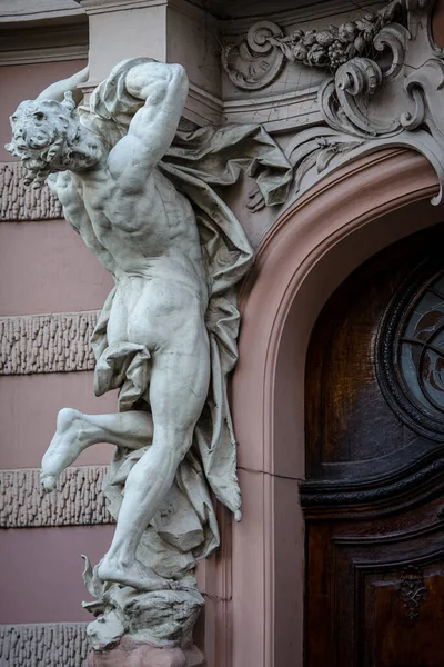 Древняя Скульптура Белого Камня Поддерживающая Балкон Главного Входа Дом Учёных — стоковое фото