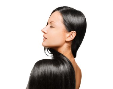 Beyaz arka plan üzerinde izole zarif parlak uzun saçlı güzel bir genç kadının yakın çekim portre