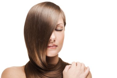 Beyaz arka plan üzerinde izole zarif parlak uzun saçlı güzel bir genç kadının yakın çekim portre