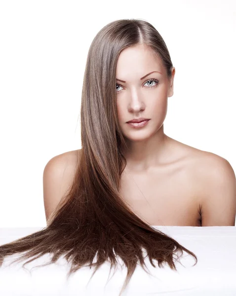 Mulher com cabelo brilhante natural longo saudável, isolado no fundo branco — Fotografia de Stock