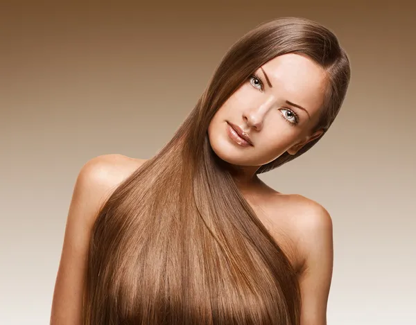 Close-up portrait of a beautiful young woman with elegant long shiny hair — Stock Photo, Image