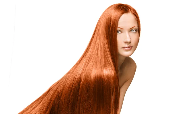 Portrait d'une belle femme aux longs cheveux raides et brillants rouges et sains, isolé sur blanc — Photo