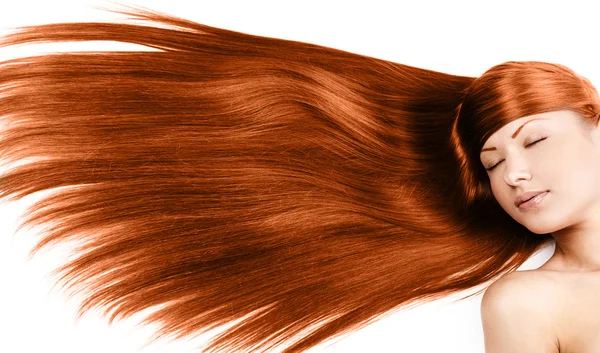 Ritratto ravvicinato di una bella giovane donna con eleganti lunghi capelli rossi sani dritti lucidi, isolati su sfondo bianco — Foto Stock