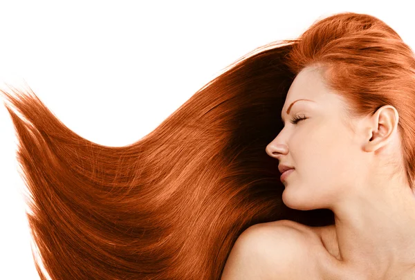 Close-up retrato de uma bela jovem com elegante longo vermelho saudável cabelo brilhante liso, isolado no fundo branco — Fotografia de Stock