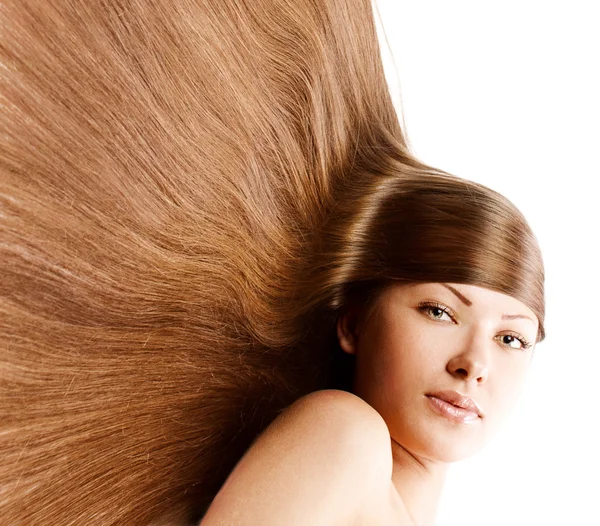 Gros plan portrait d'une belle jeune femme aux cheveux longs et brillants, isolée sur fond blanc — Photo