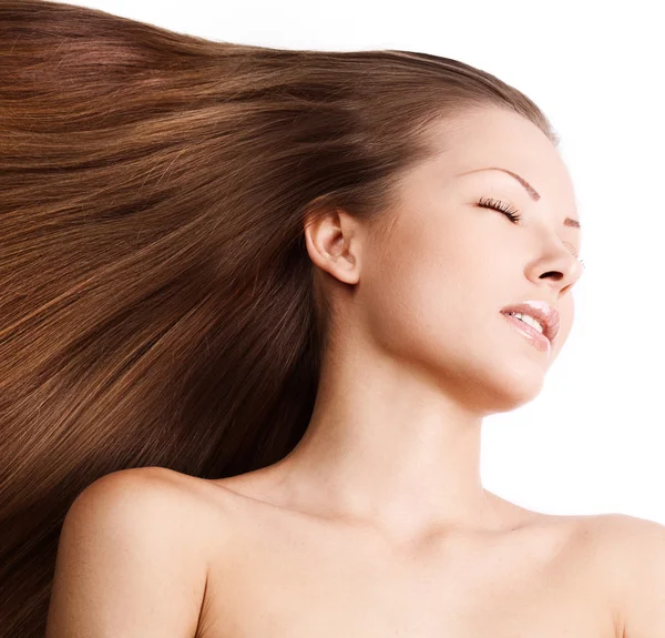 Close-up portret van een mooie jonge vrouw met elegante lang glanzend haar, geïsoleerd op witte achtergrond — Stockfoto