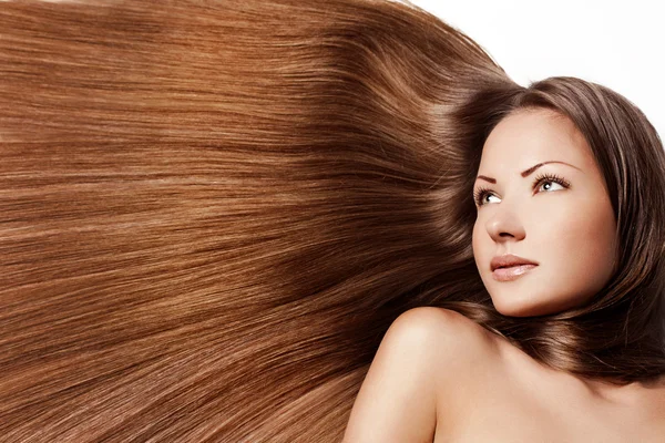 Close-up retrato de uma bela jovem com cabelo longo e brilhante elegante, isolado no fundo branco — Fotografia de Stock