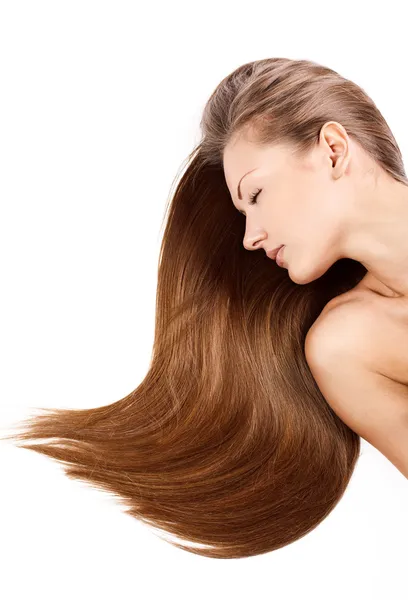 Retrato de cerca de una hermosa joven con elegante cabello largo y brillante, aislado sobre fondo blanco — Foto de Stock