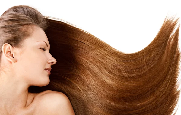 Close-up retrato de uma bela jovem com cabelo longo e brilhante elegante, isolado no fundo branco — Fotografia de Stock