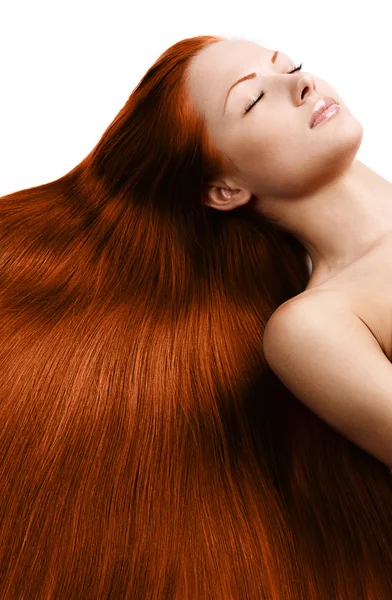 Close-up retrato de uma bela jovem com elegante longo vermelho saudável cabelo brilhante liso, isolado no fundo branco — Fotografia de Stock