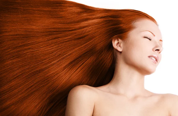Крупним планом портрет красивої молодої жінки з елегантним довгим червоним здоровим прямим блискучим волоссям, ізольовані на білому тлі — стокове фото