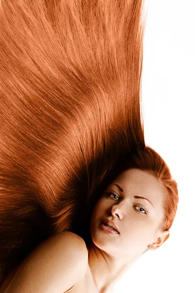 Close-up retrato de uma bela jovem com elegante longo vermelho saudável cabelo brilhante liso, isolado no fundo branco — Fotografia de Stock