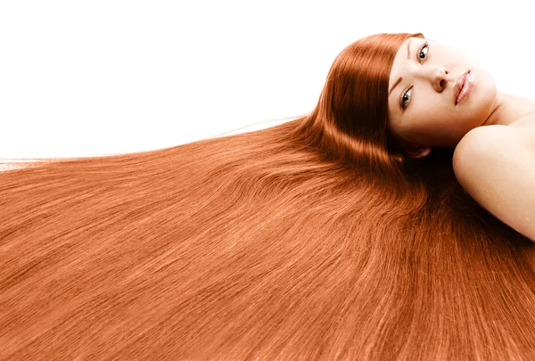 Retrato de cerca de una hermosa joven con un elegante cabello largo rojo brillante, sano y recto, aislado sobre fondo blanco —  Fotos de Stock