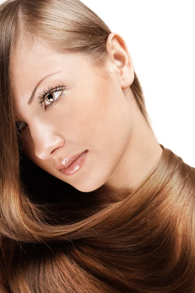 Retrato de cerca de una hermosa joven con elegante cabello largo y brillante, aislado sobre fondo blanco — Foto de Stock