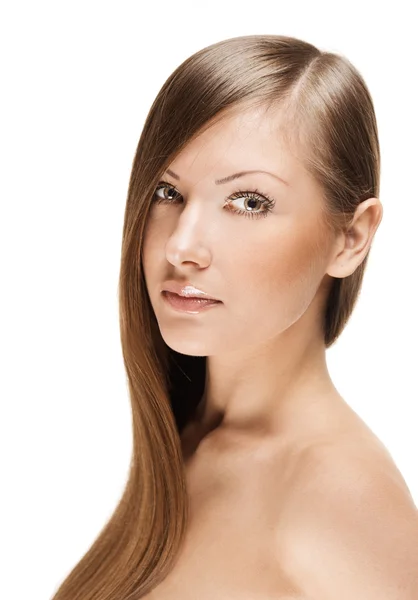 Close-up πορτρέτο του μια όμορφη νεαρή γυναίκα με το κομψό καιρό λαμπερά μαλλιά, που απομονώνονται σε λευκό φόντο — Φωτογραφία Αρχείου