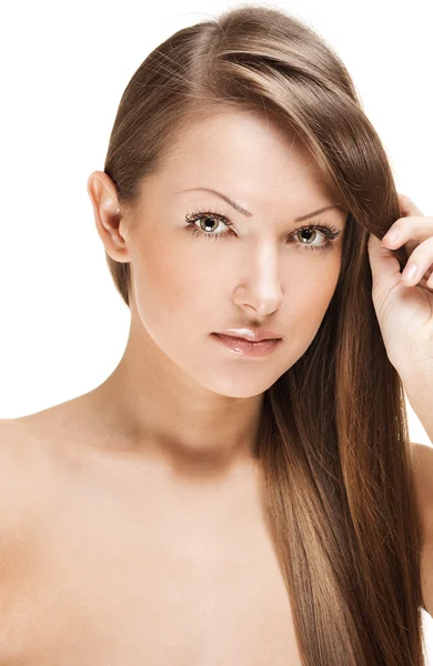 Close-up πορτρέτο του μια όμορφη νεαρή γυναίκα με το κομψό καιρό λαμπερά μαλλιά, που απομονώνονται σε λευκό φόντο — Φωτογραφία Αρχείου