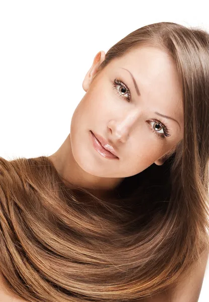 सुंदर लंबी चमकदार बालों वाली एक सुंदर युवा महिला का बंद-अप पोर्ट्रेट, सफेद पृष्ठभूमि पर अलग — स्टॉक फ़ोटो, इमेज