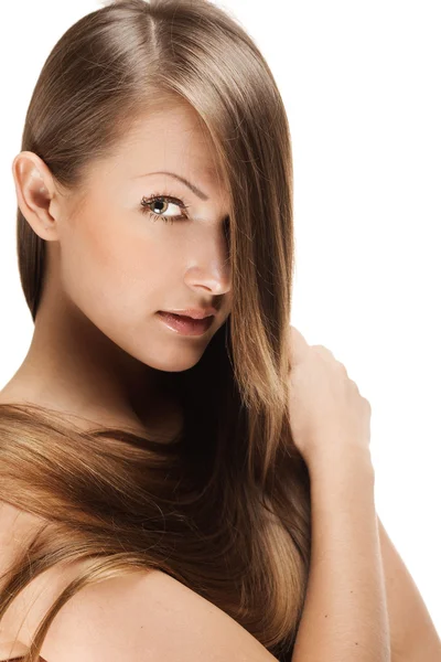 Retrato de cerca de una hermosa joven con elegante cabello largo y brillante, aislado sobre fondo blanco — Foto de Stock