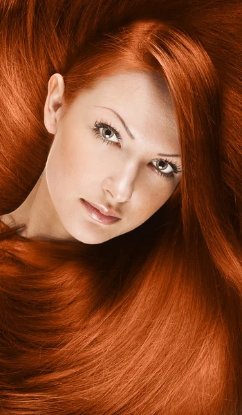 Mulher com cabelo longo e vermelho — Fotografia de Stock