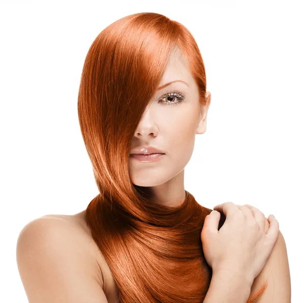 Uzun kızıl saçlı kadın.