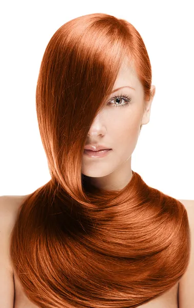 Uzun kızıl saçlı kadın.