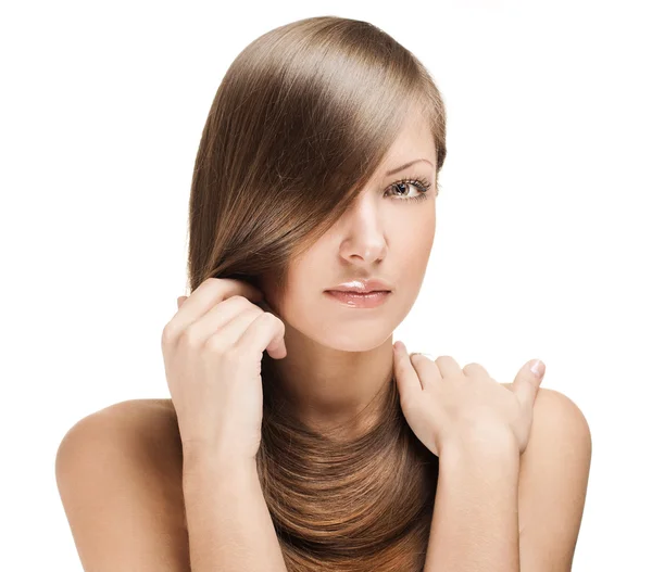 Retrato de cerca de una hermosa joven con elegante cabello largo y brillante, aislado sobre fondo blanco —  Fotos de Stock