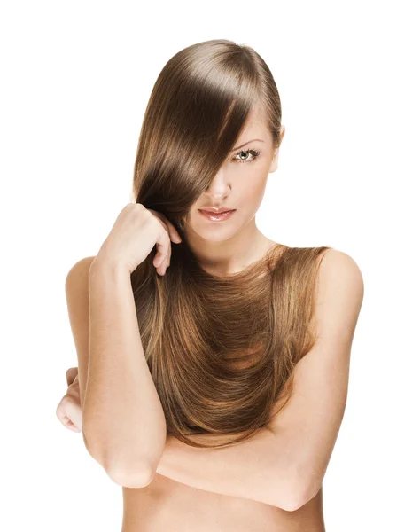 Beyaz arka plan üzerinde izole zarif parlak uzun saçlı güzel bir genç kadının yakın çekim portre