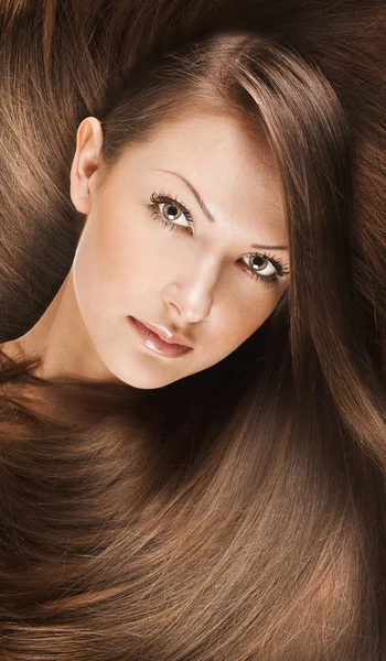 Close-up retrato de uma bela jovem com cabelo longo e brilhante elegante, isolado no fundo branco Imagens De Bancos De Imagens