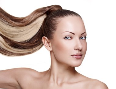 Beyaz arka plan üzerinde izole zarif parlak uzun saçlı güzel bir genç kadının yakın çekim portre