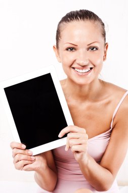 tablet pc bilgisayar vasıl ev ile genç gülümseyen güzel kadın