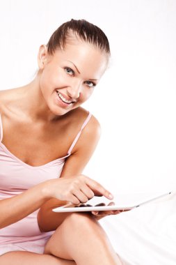 tablet pc bilgisayar vasıl ev ile genç gülümseyen güzel kadın