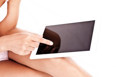 Holding ve boş bir ekran ile tablet bilgisayarda işaret eden kadının elleri