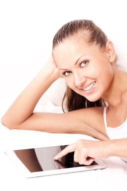 tablet pc bilgisayar vasıl ev ile genç gülümseyen güzel kadın