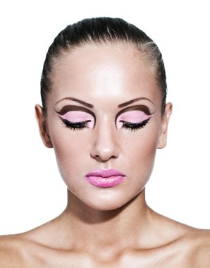güzel bir kadınla glamour makyaj ve mükemmel temiz cilt