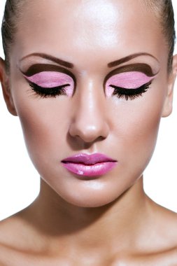 glamour makyaj ile güzel bir genç kadın