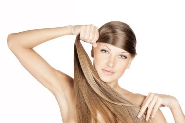 Beyaz arka plan üzerinde izole zarif parlak uzun saçlı güzel bir genç kadının yakın çekim portre