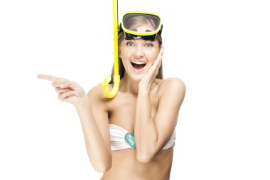 Mayo ve yüzme maskeli genç gülümseyen