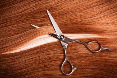 düz sağlıklı kadın saç ve makas