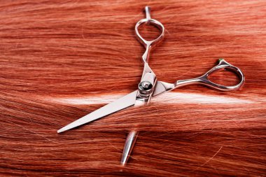 düz sağlıklı kadın saç ve makas