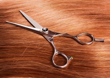 düz sağlıklı kadın saç ve makas