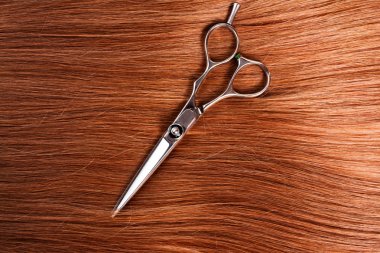 düz sağlıklı kadın saç ve makas