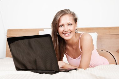 mutlu kız yatakta laptop ile yalan