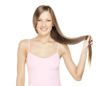 Beyaz arka plan üzerinde izole zarif parlak uzun saçlı güzel bir genç kadının yakın çekim portre