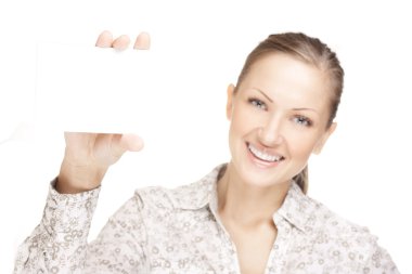 Kartvizit holding ve gülümseyen kadın