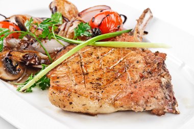 görüntü ile beyaz bir tabakta sebze ızgara biftek