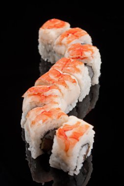 Japon suşi rulo siyah arka plan üzerine